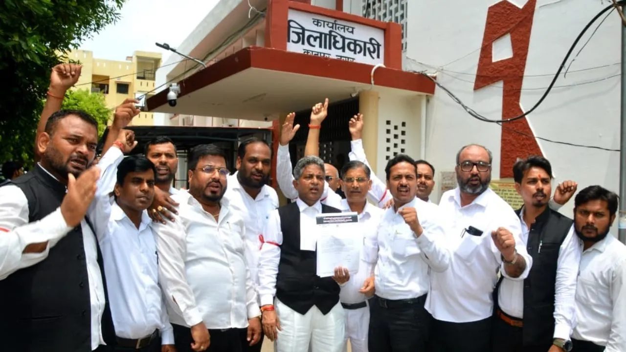 Kanpur: हरदोई में अधिवक्ता की हत्या से आक्रोशित वकीलों ने लालपट्टी बांध जताया विरोध, बोले- परिजनों को मिले एक करोड़ रुपये