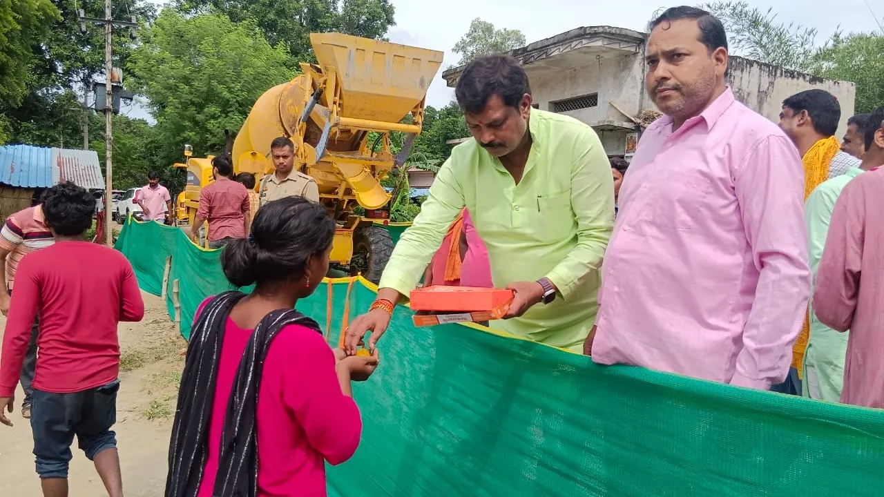 गोंडा :  दूबेपुरवा में 54 लाख रुपये से बनेगी सीसी सड़क, विधायक ने किया शुभारंभ 