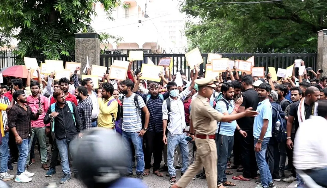 Lucknow News: शक्ति भवन पर बेरोजगार युवाओं का जोरदार प्रदर्शन, UPPCL से की ये मांग, UPSSSC पर लगाए आरोप 