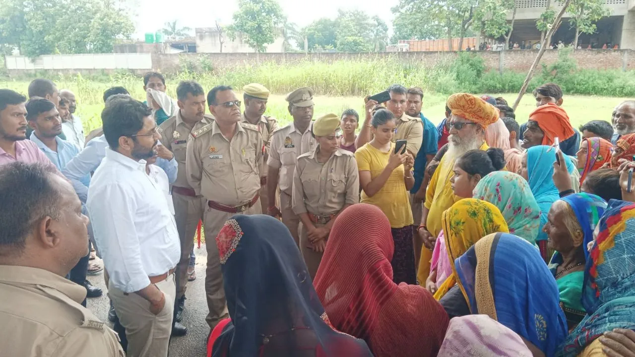 Etawah: शराब की दुकानों के विरोध में महिलाओं ने जमकर काटा हंगामा, समझाने गए अधिकारियों के छूटे पसीने, जानिए पूरा मामला