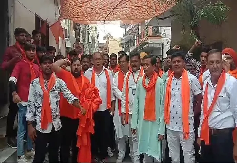 मुरादाबाद : संभल के हरिहर मंदिर में जल चढ़ाने जा रहे थे शिव सैनिक, पुलिस ने रास्ते में रोका...हुई नोकझोंक और धक्का-मुक्की 