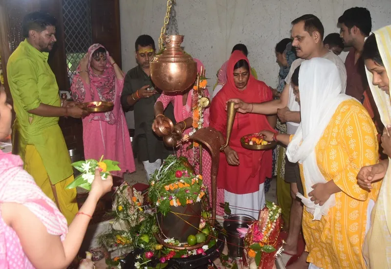 मुरादाबाद : तीसरे सोमवार को जलाभिषेक के लिए शिवालयों में उमड़ी शिवभक्तों की भीड़, की सुख शांति की कामना