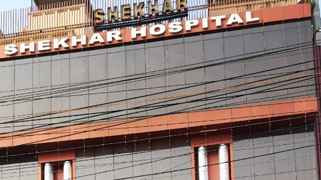 लखनऊ: शेखर अस्पताल पर चलेगा बुलडोजर, ऊपर की तीन मंजिल को जायेगा तोड़ा