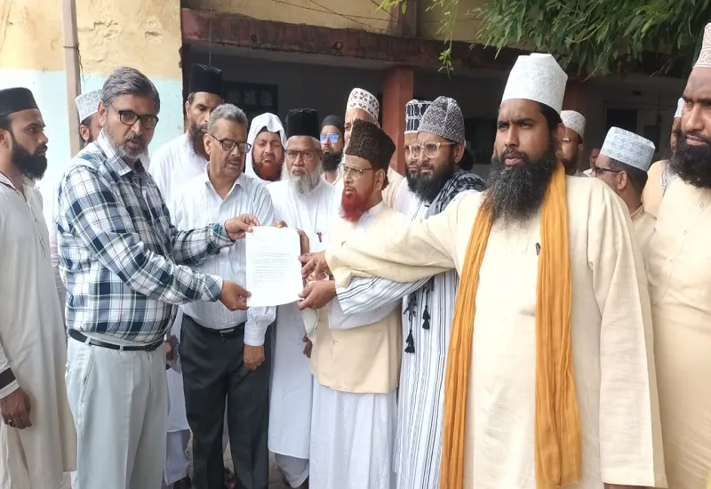 संभल : पैगंबर मुहम्मद साहब पर अपमानजनक बयान को लेकर भड़के उलेमा, दोषी के खिलाफ कड़ी कार्रवाई की उठाई मांग 