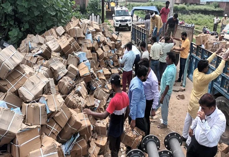 संभल में जल जीवन मिशन की दो लाख किताबें सड़क किनारे पड़ी मिली, मौके पर पहुंचे अधिकारी