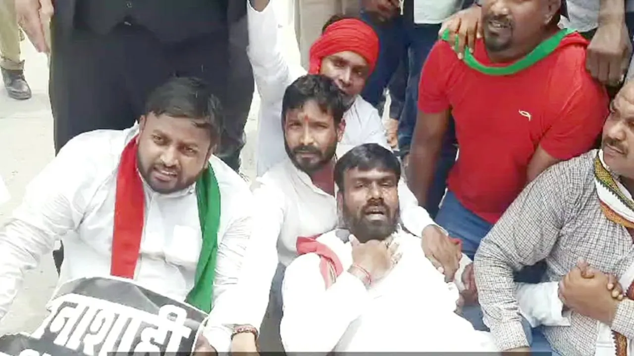 नजूल भूमि विधेयक का विरोध : सपा कार्यकर्ताओं में सीएम का फूंका पुतला, पुलिस से नोंक झोंक बाद कई हिरासत में   