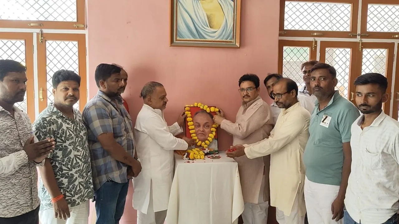 Unnao: सपा कार्यकर्ताओं ने धूमधाम से मनाया छोटे लोहिया का जन्मदिन, बोले- BJP सरकार ने युवाओं के सपनों को किया चकनाचूर