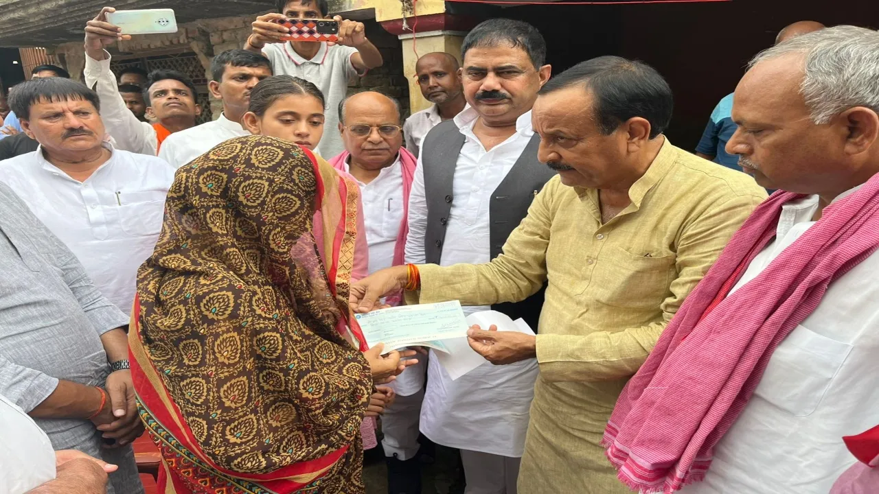 ओपी हत्याकांड: मृतक की पत्नी से मिला सपा का प्रतिनिधिमंडल, सौंपा ₹5 लाख का चेक 