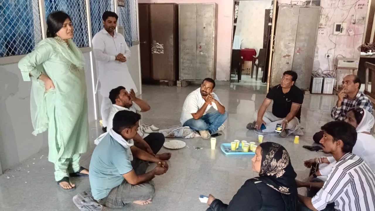 बाराबंकी : सभासदों की कुर्सियां गायब, जमीन पर बैठकर किया प्रदर्शन