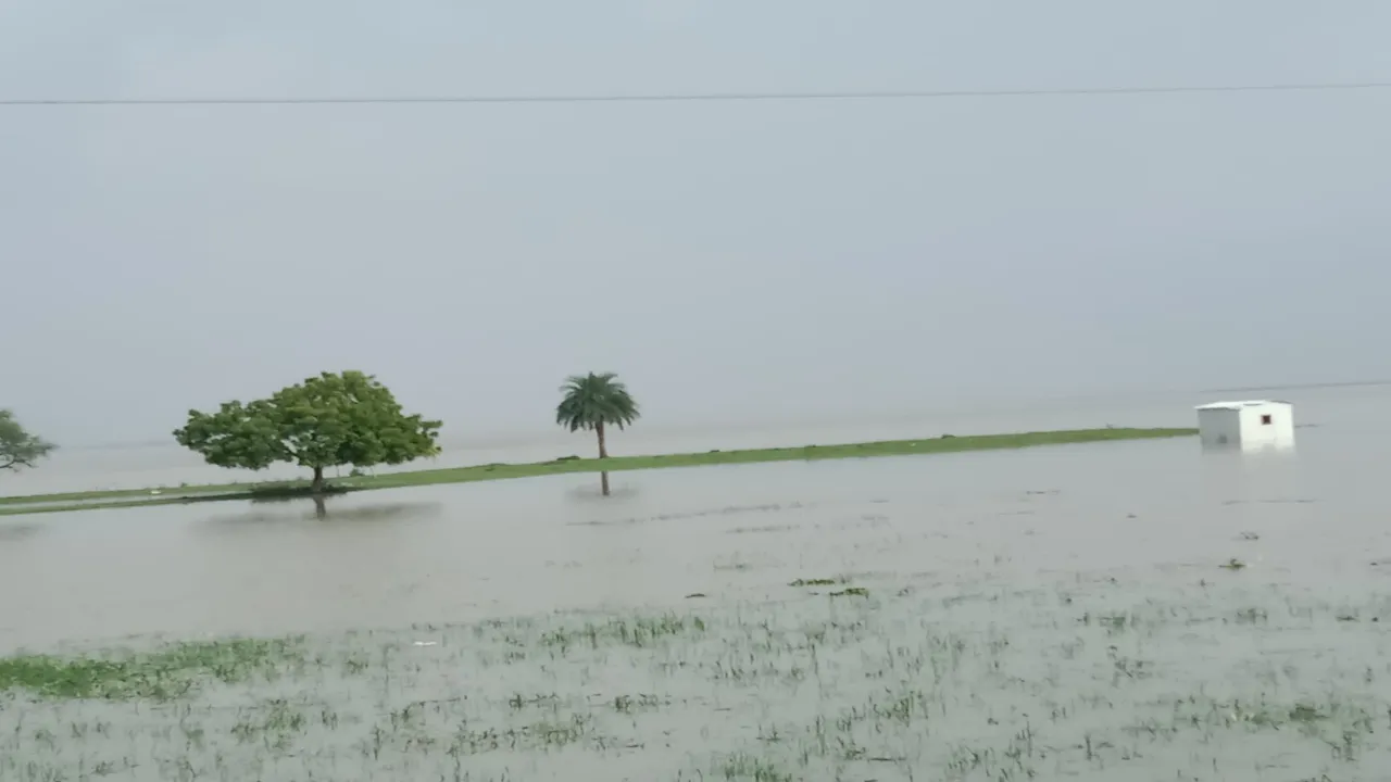 सरयू नदी में उफान से तटवर्ती गांवों में हड़कंप : प्रति घंटे दो सेमी की रफ्तार से बढ़ रहा जलस्तर