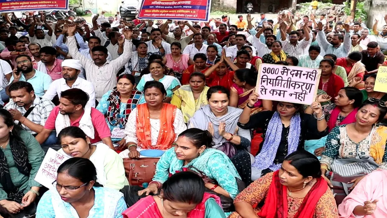 अनुदेशक शिक्षकः भावुक हुए प्रदर्शनकारी, बोले- 9 हजार में घर चला कर दिखाओ... झूठे वादों का झांसा देकर बनाई सरकार