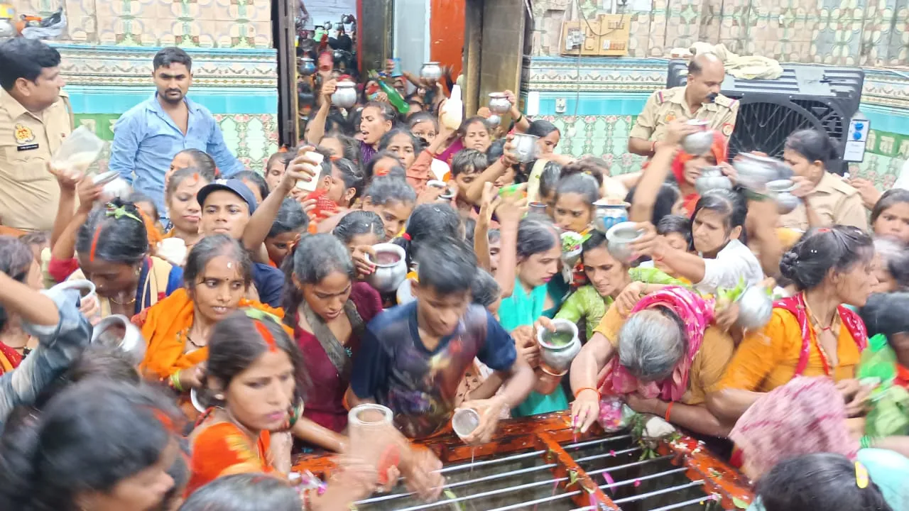 Sawan: दो लाख से अधिक भक्तों ने किया जलाभिषेक, बम-बम बोले के जयकारों से गुंजायमान रहा लोधेश्वर महादेवा मंदिर