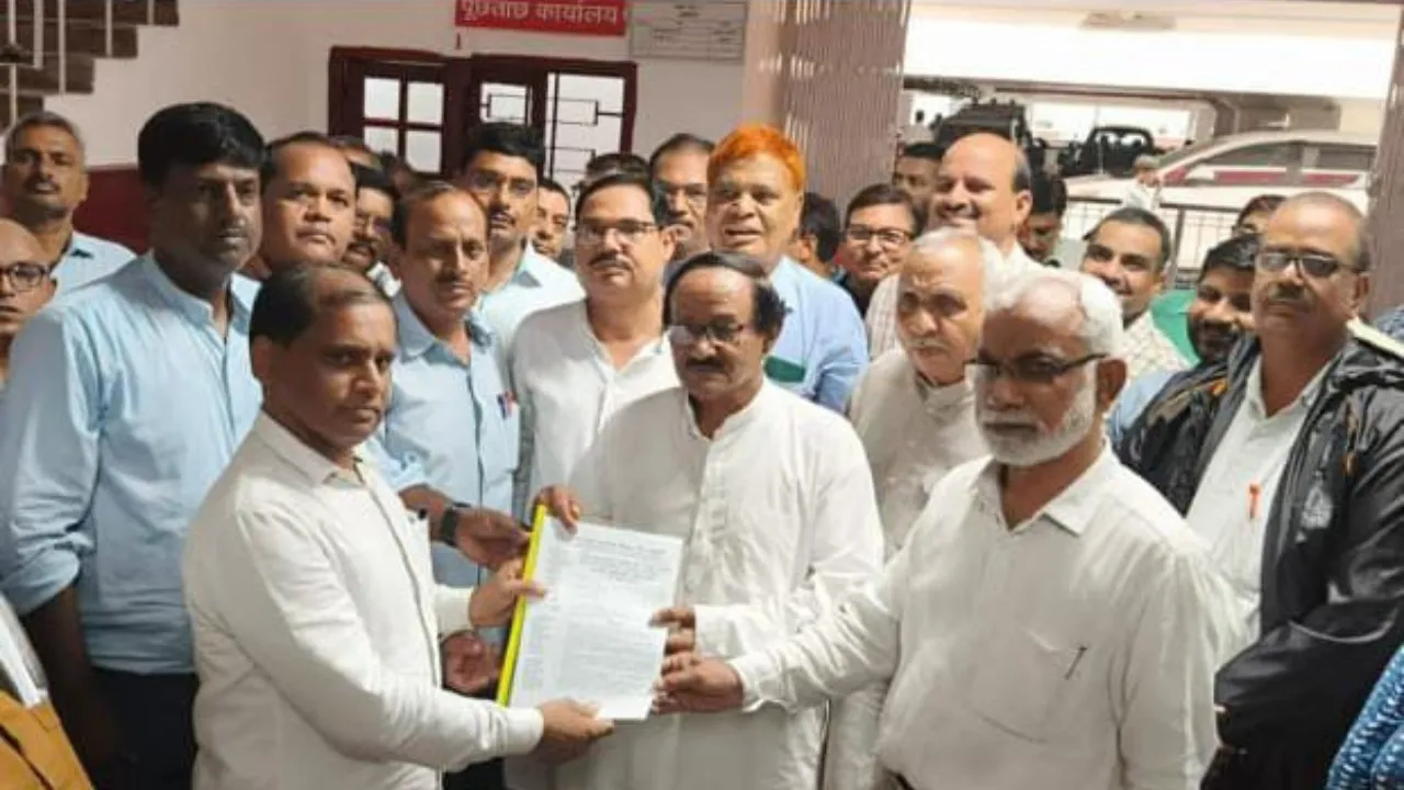 UP News: पुरानी पेंशन बहाली को लेकर शिक्षकों में आक्रोश, बाइक रैली निकाल जताया विरोध