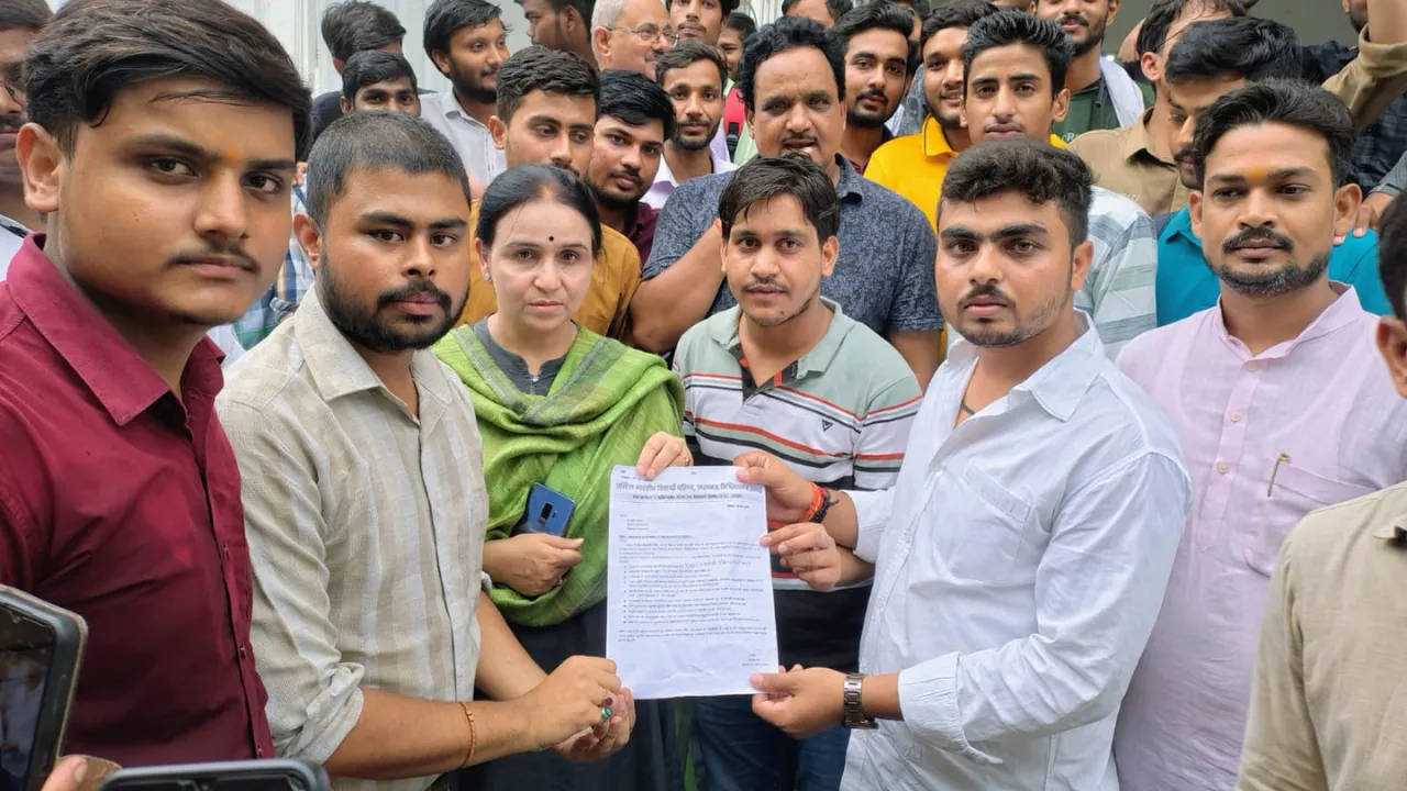 लखनऊ विश्वविद्यालय: लाइब्रेरी में फैली अव्यवस्थाओं पर फूटा छात्रों का गुस्सा, गेट जमकर खूब काटा हंगामा 