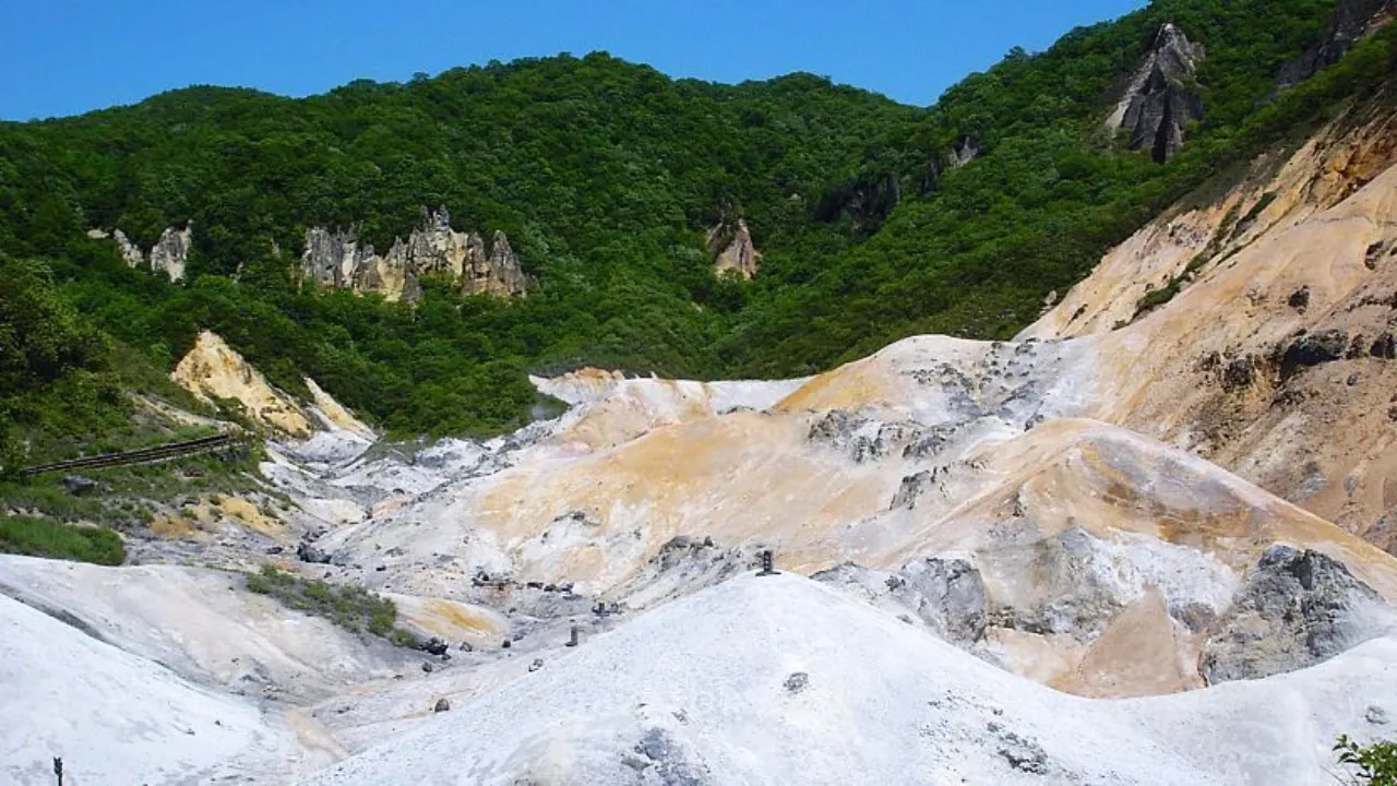 Gate Of Hell: दुनिया में यहां मौजूद है नर्क की घाटी, परिंदा भी नहीं मारता पर 