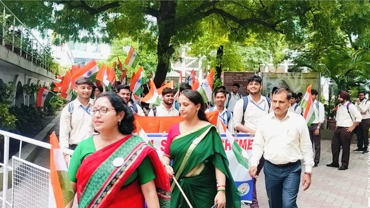हर घर तिरंगा अभियानः नेशनल पीजी कॉलेज के छात्रों ने निकाली तिरंगा रैली, लोगों में किया झंडा वितरण