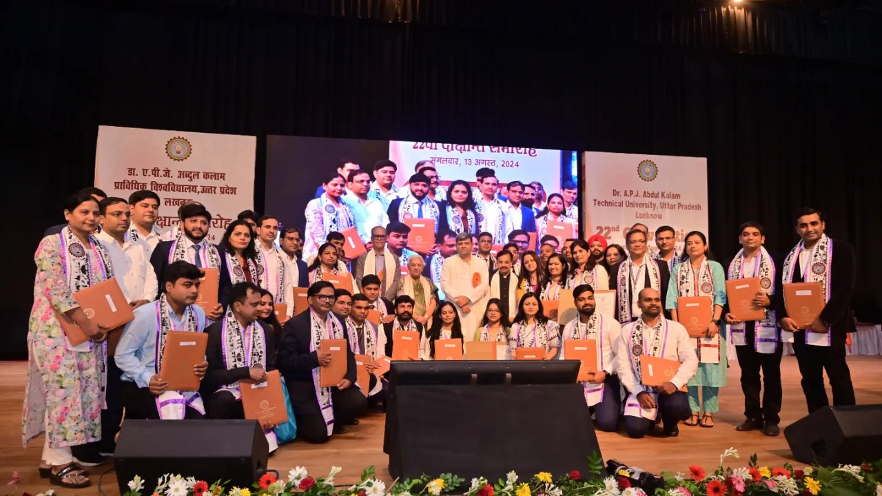 AKTU: मेडल की चमक से चमके मेधावियों के चेहरे,  युवाओं को 2047 तक देश को बनाना है विकसित भारत- राज्यपाल