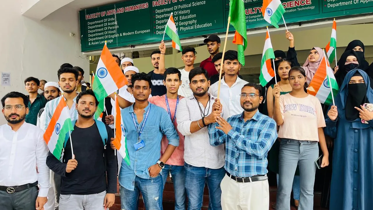 भाषा विश्वविद्यालयः छात्रों ने निकाली तिरंगा रैली, शहीदों के बलिदान को किया नमन