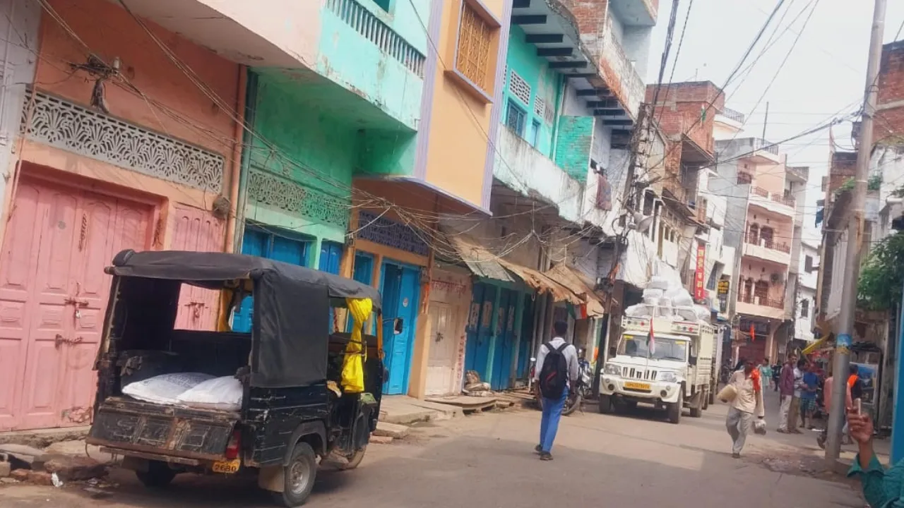 शाहगंज में गुटखा-कारोबारी के दुकान पर छापा: SIB की टीम ने सात घंटे की कार्रवाई, 27 लाख जुर्माना