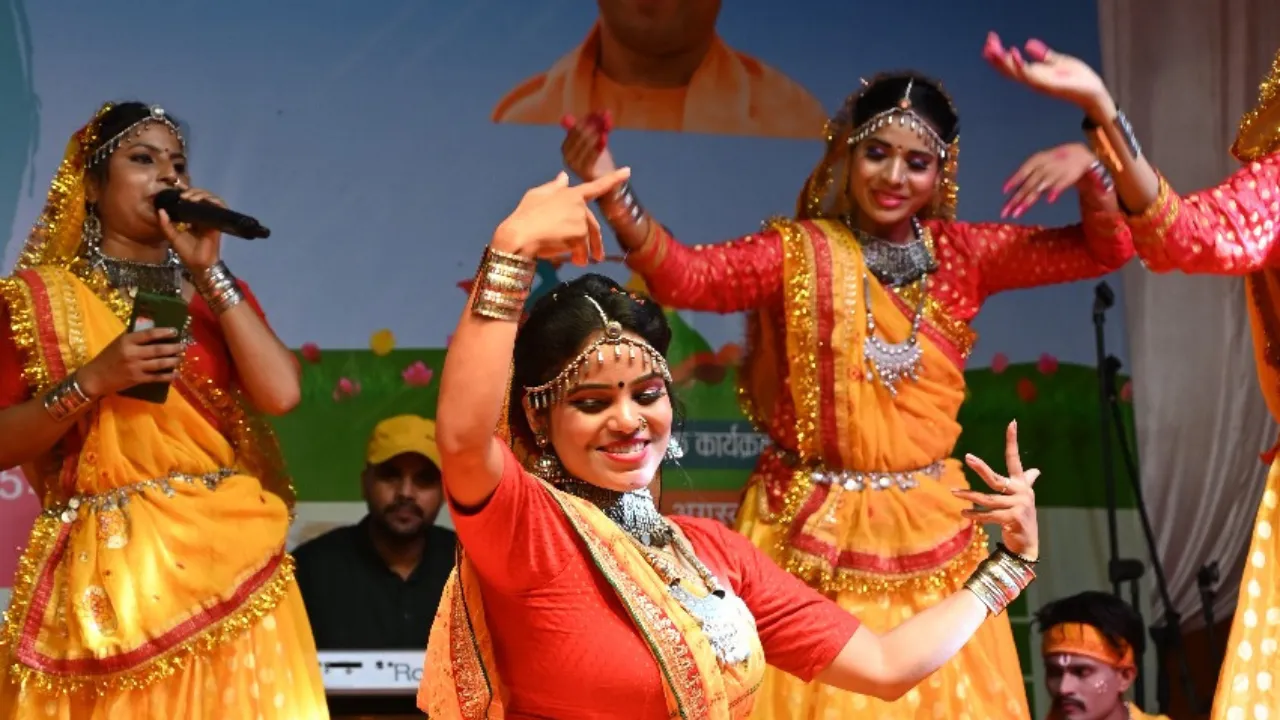 अयोध्या झूला उत्सवः विभिन्न जिलों से आए कलाकारों ने बांधा समां, किया अद्भूत प्रदर्शन 
