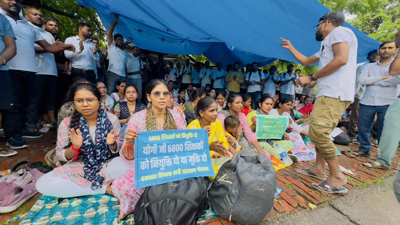 69000 शिक्षक भर्ती: कोर्ट के आदेश का पालन किए जाने की मांग को लेकर अभ्यर्थियों का प्रदर्शन दूसरे दिन भी जारी 