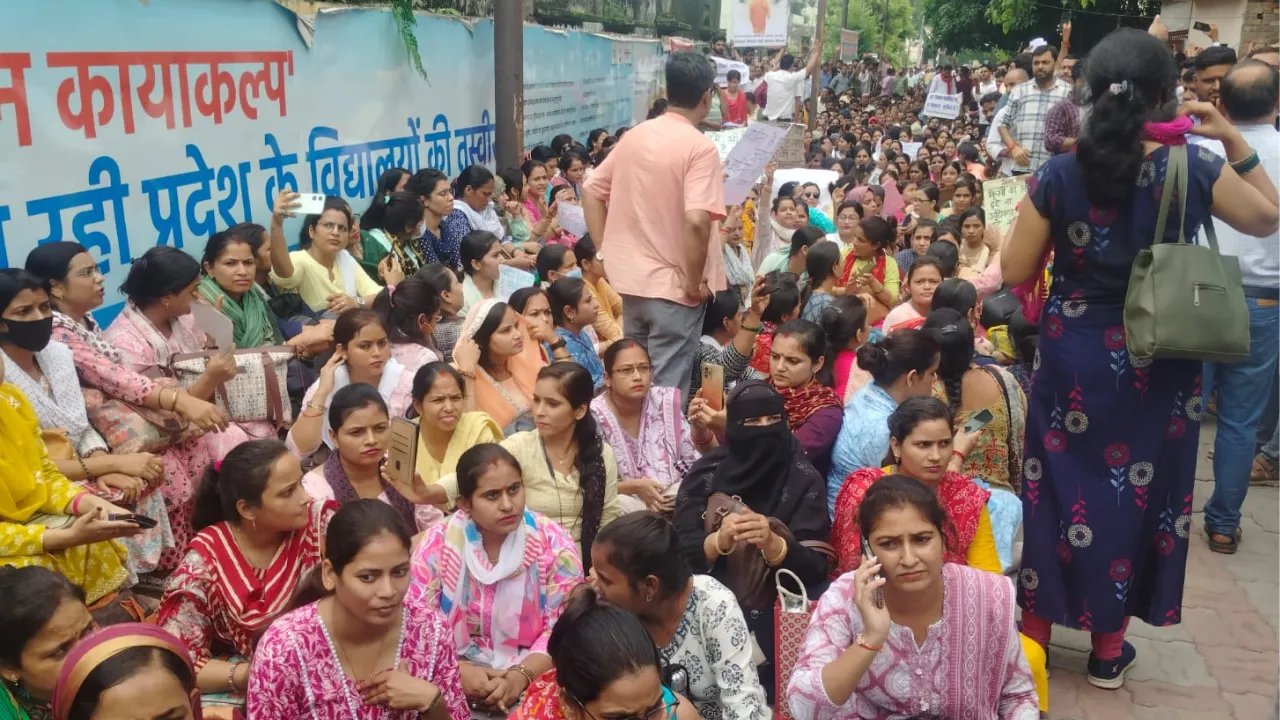 UP 69000 Teacher Vacancy: हाई कोर्ट के आदेश पर चयनित शिक्षकों का प्रदर्शन, कहा- कार्यरत अध्यापकों के साथ हो रहा अन्याय