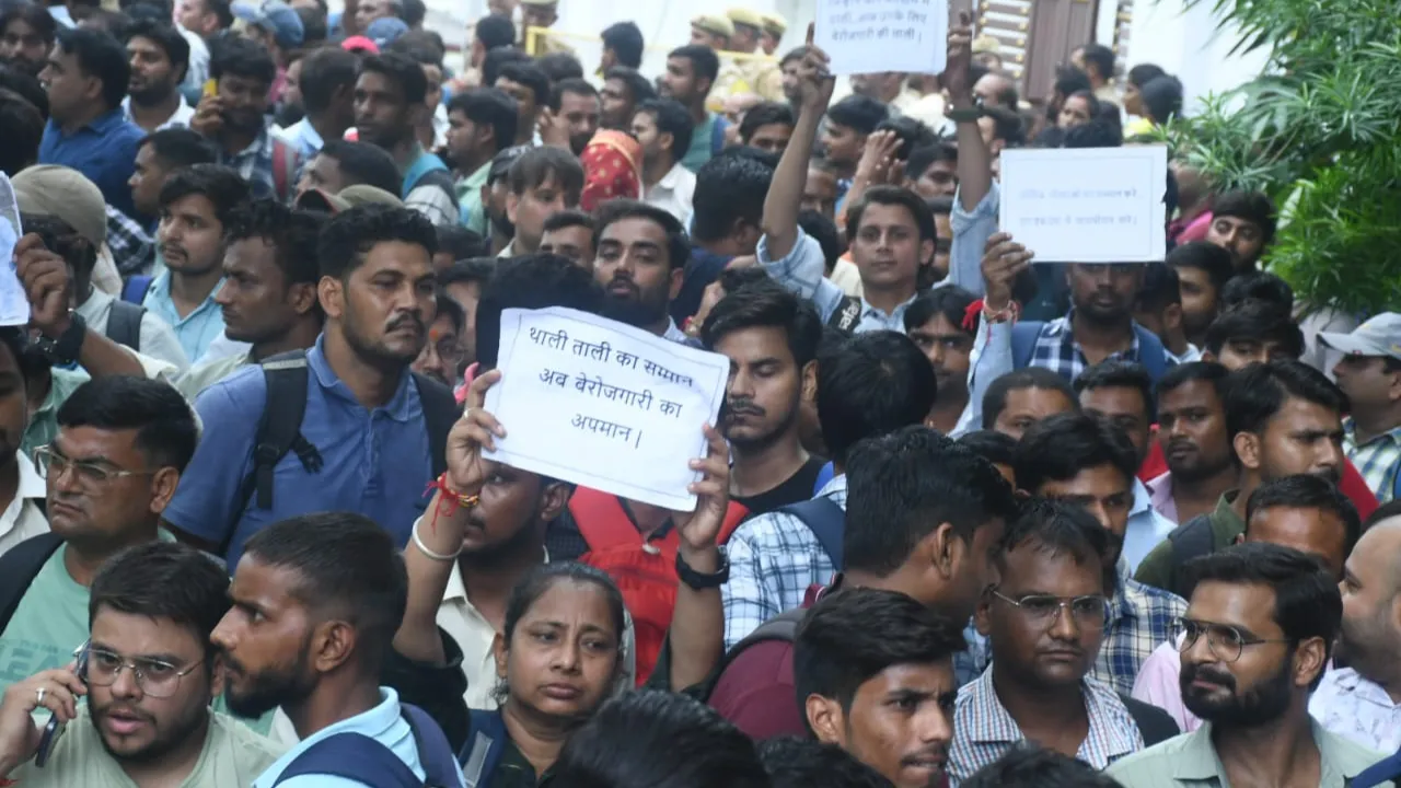 Covid-19: मौत के साये में भी करते रहे नौकरी, लेकिन व्यवस्था की मार ने स्वास्थ्यकर्मियों को बनाया बेरोजगार