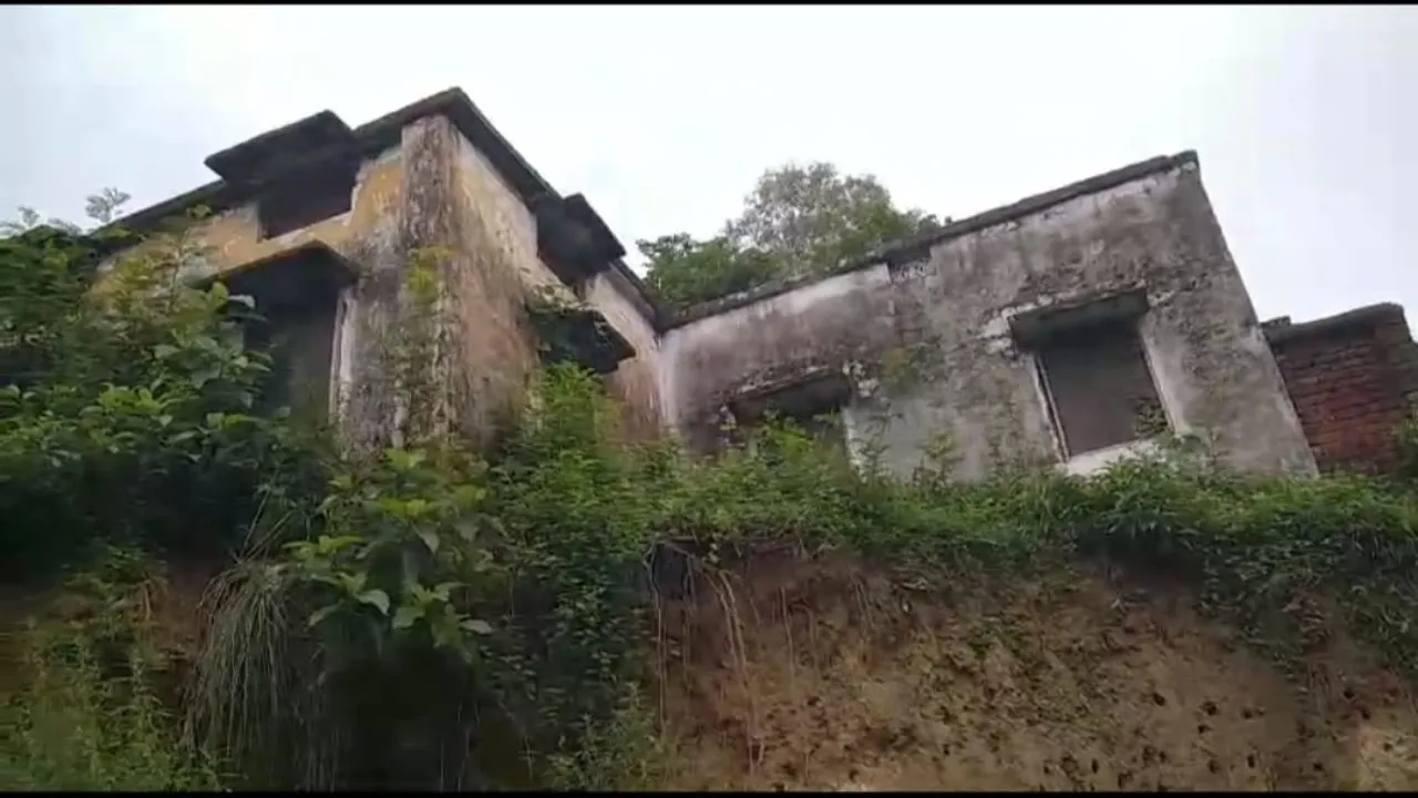 ढहने के मुहाने पर पूर्व माध्यमिक विद्यालय का भवन : दूसरे कमरों में दी जा रही नौनिहालों को शिक्षा
