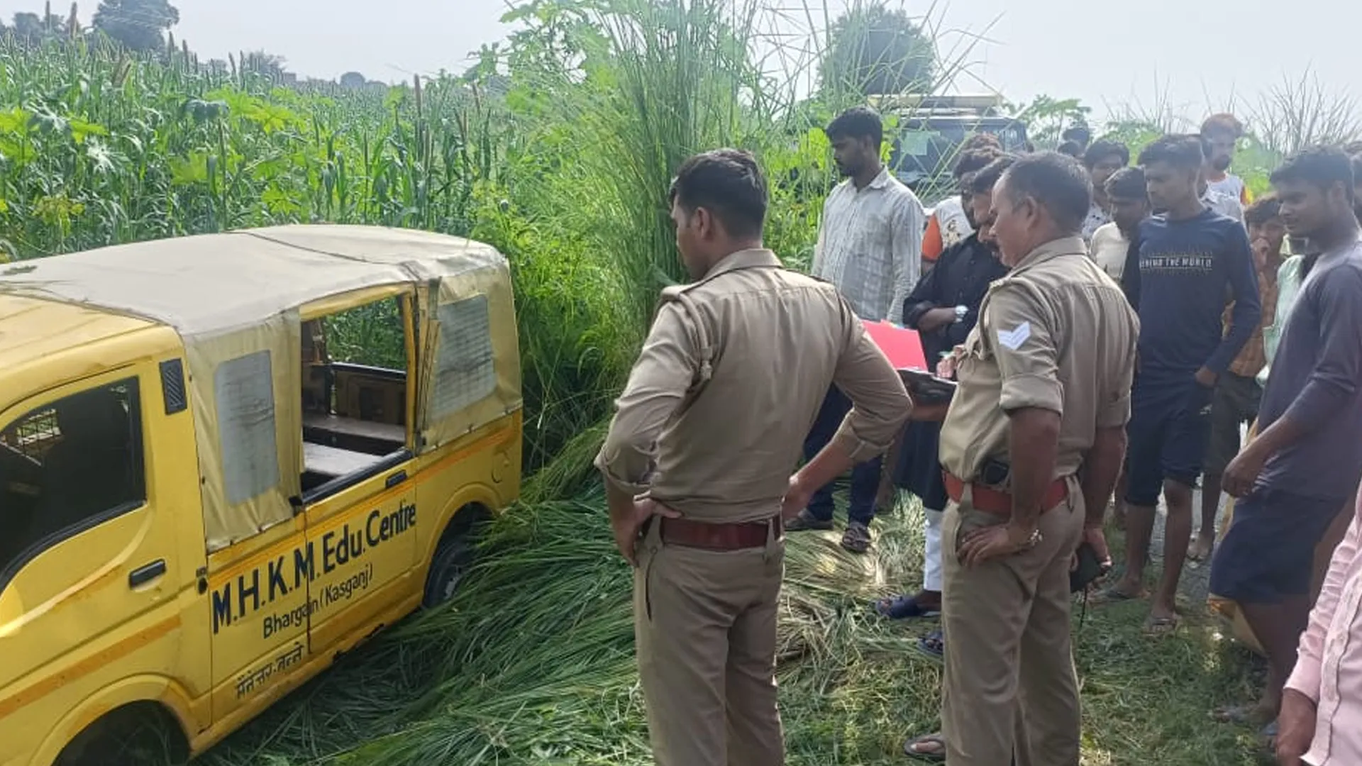 कासगंज: स्कूली वैन गड्ढे में पलटी, 15 बच्चे गंभीर घायल, क्षमता से ज्यादा ठूसा गया था