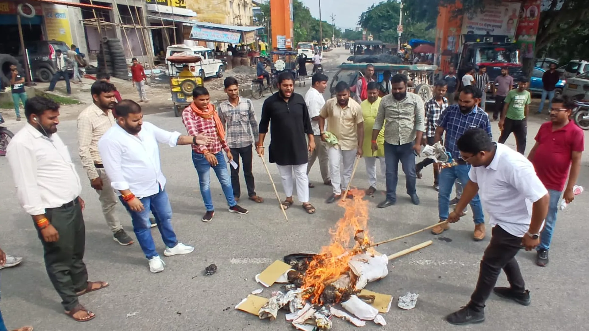 कासगंज: 'माफिया और मठाधीश' वाले बयान से आक्रोश, फूंका अखिलेश यादव का पुतला