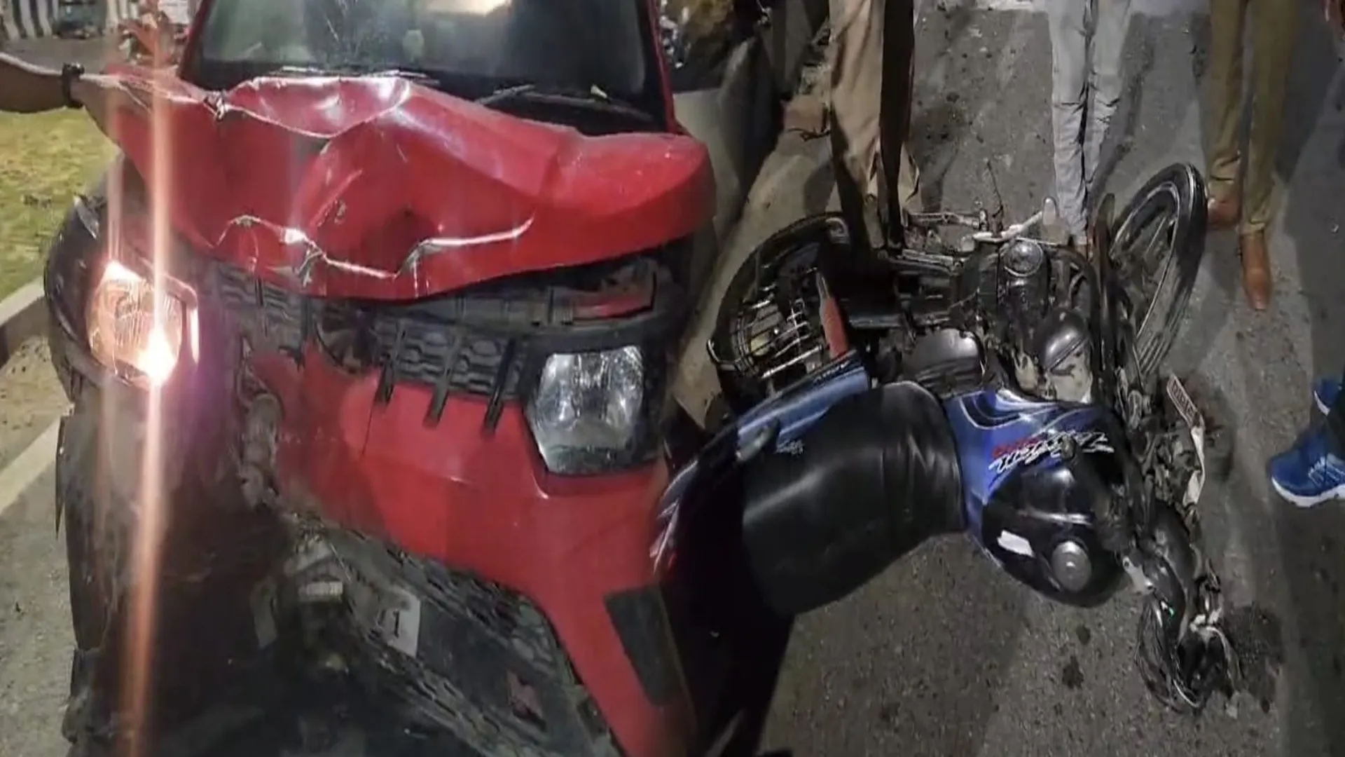 लखीमपुर खीरी: बस्ती हाईवे पर कार की टक्कर से बाइक सवार की मौत