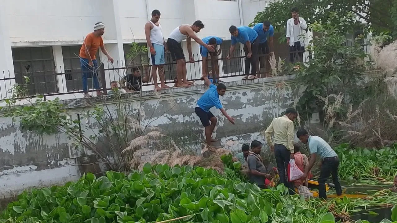 Farrukhabad: तेज रफ्तार ट्रक की टक्कर से बाढ़ के पानी भरे खड्ड में जा गिरा टेंपो, नौ सवारियां डूबी...रेस्क्यू कर सभी को निकाला गया बाहर