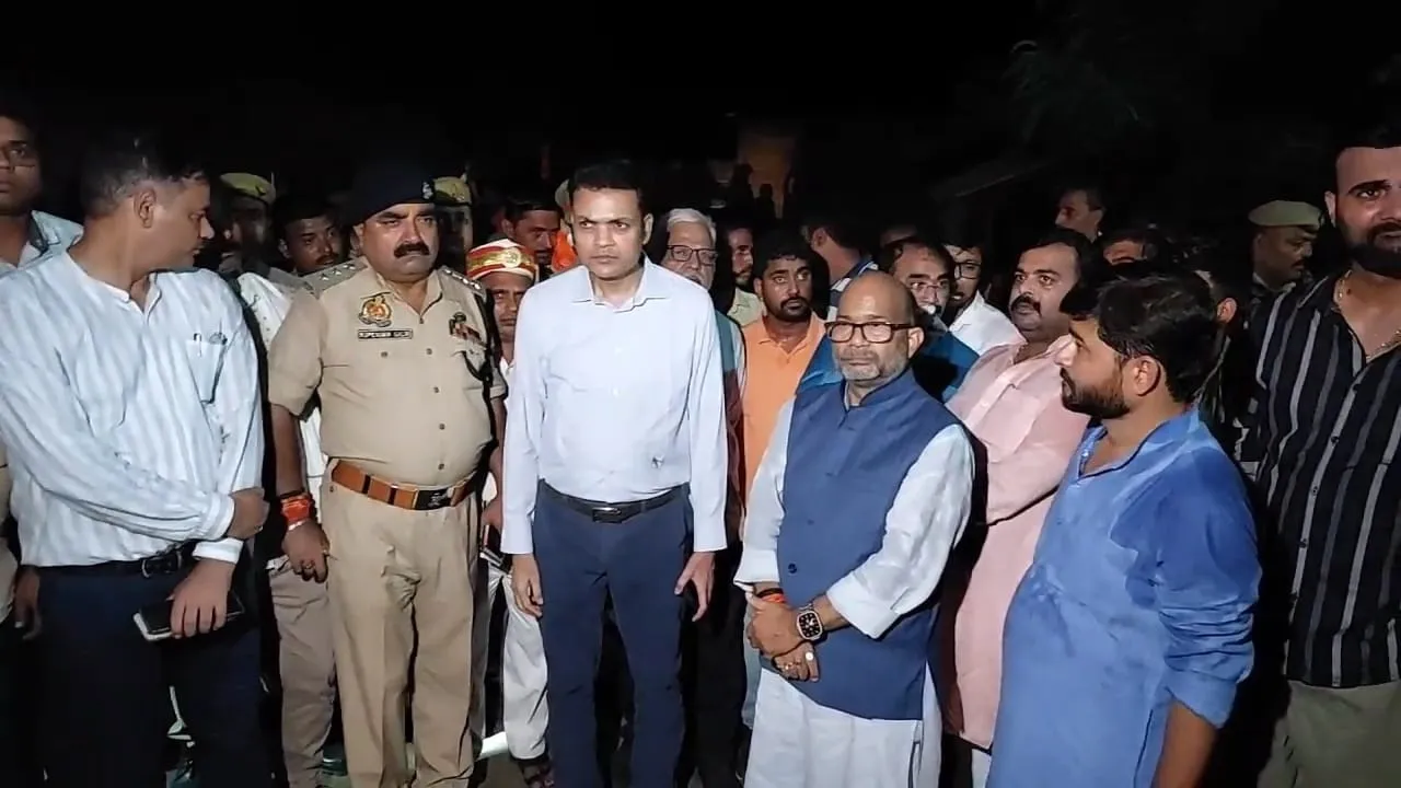 बहराइच: भेड़ियों के हमलों से प्रभावित क्षेत्रों में आयुक्त और महसी विधायक ने किया भ्रमण, ग्रामीणों को दिए आवश्यक निर्देश