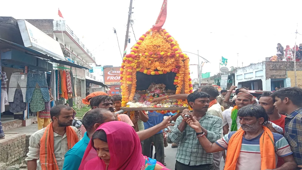 बाराबंकी: क्षेत्र में बटा कढ़ी-चावल, तो कहीं हलुआ-पूड़ी, जगह जगह निकाला गया कन्हैया डोल