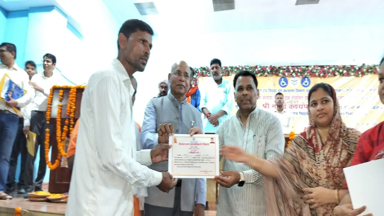 अयोध्या: मंत्री नरेंद्र कश्यप ने लाभार्थियों में बांटे प्रमाण पत्र एवं संयंत्र