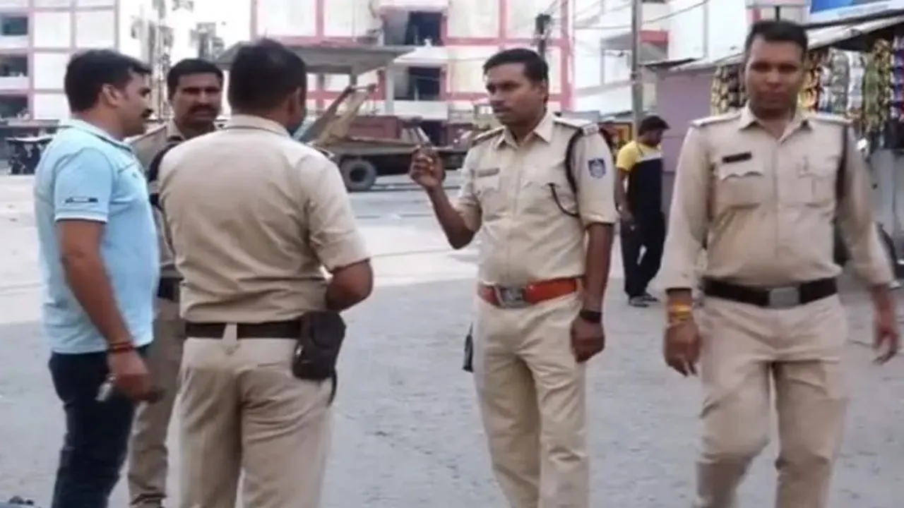 दिल्ली के वसंत कुंज में पिता ने चार बेटियों संग जहर खाकर दी जान, इलाके में हड़कंप