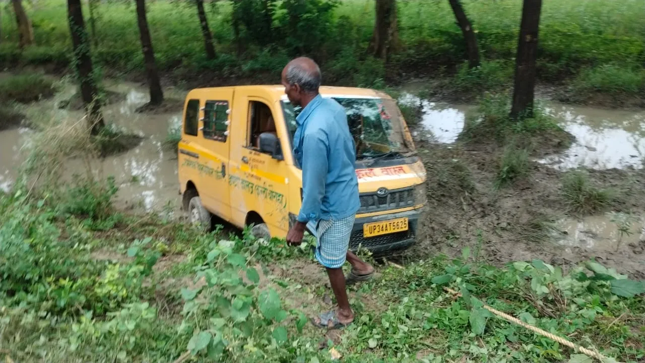 सीतापुर: खंदक में फिसली स्कूली वैन, बाल- बाल बचे बच्चे