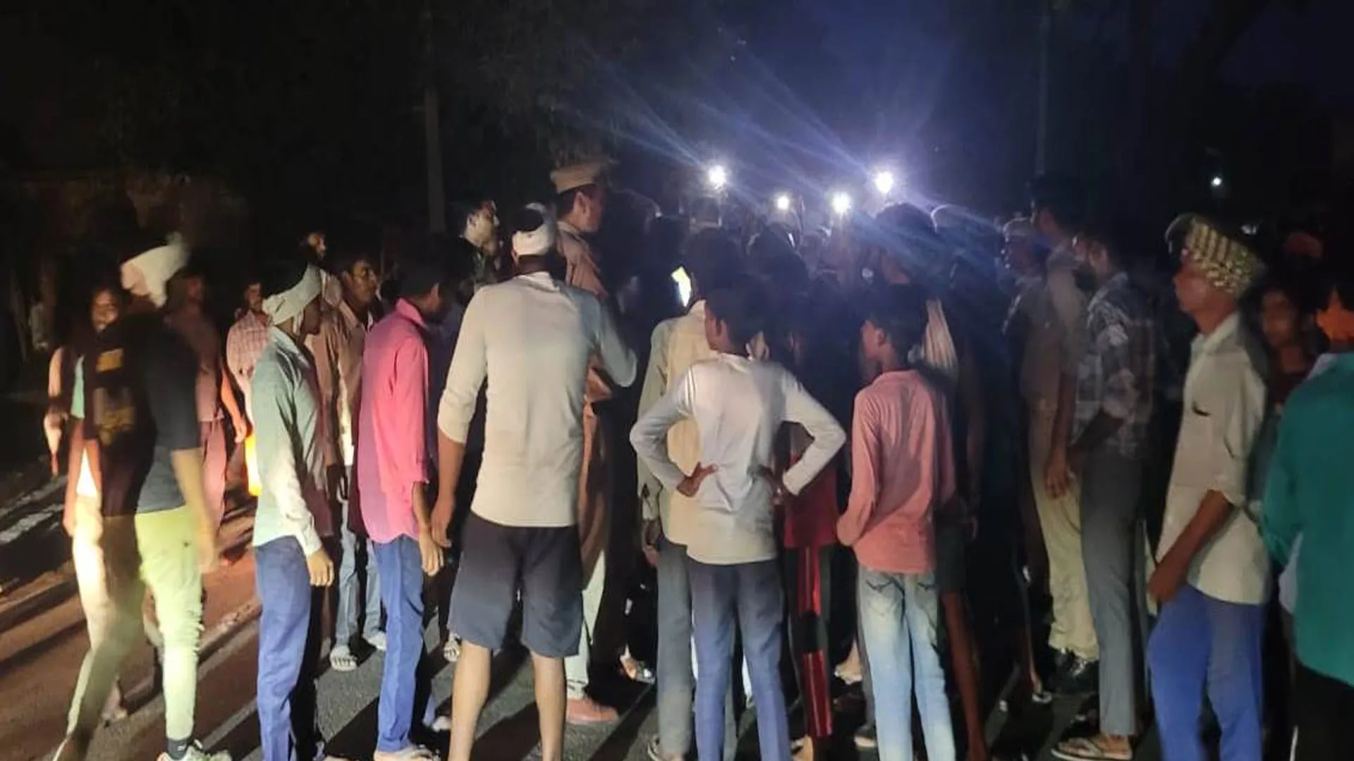 पीलीभीत: युवक की मौत के बाद हंगामा, पुलिस पर लापरवाही का आरोप, लगाया जाम 