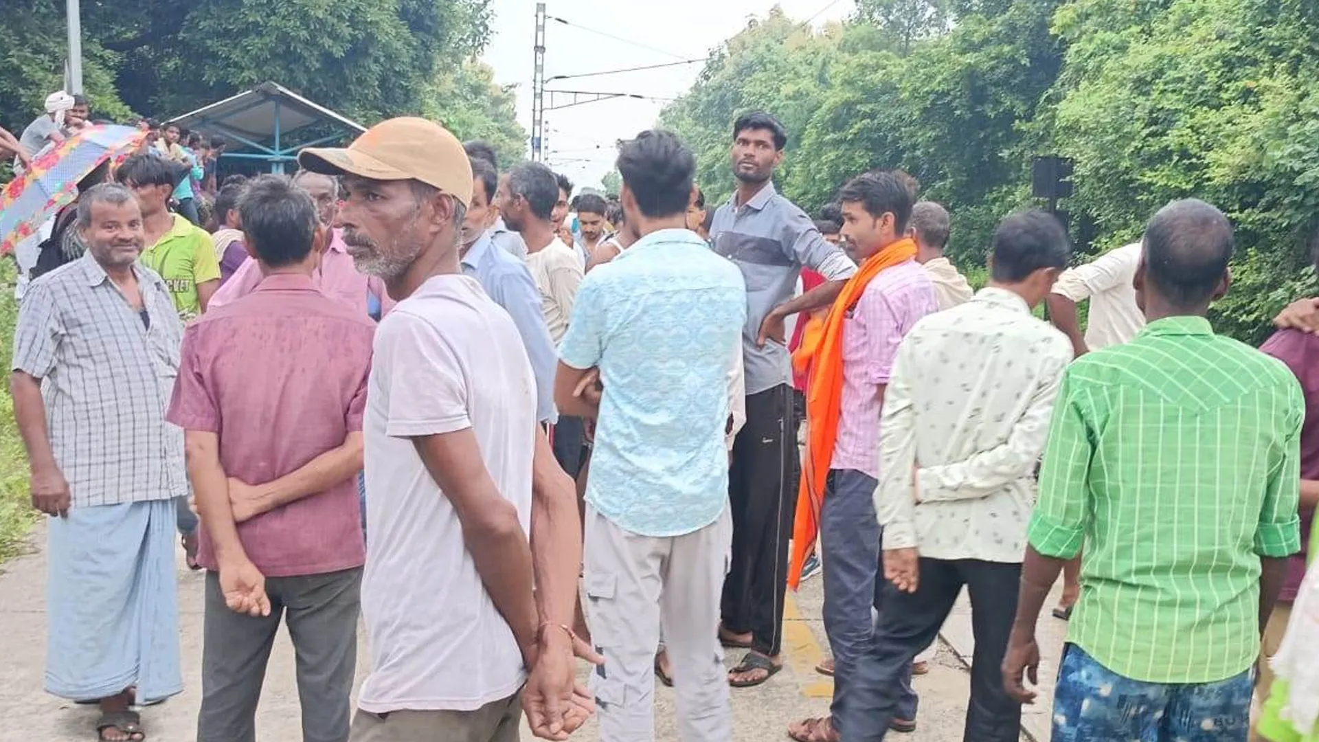 पीलीभीत: पुलिस ने लिया था हिरासत में, अब रेलवे स्टेशन पर फंदे से लटकता मिला युवक का शव 