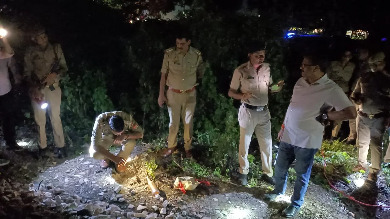 Kanpur Train Incident: इमरजेंसी ब्रेक पर सहम गए यात्री, मची चीख-पुकार...बोले- घबराहट होने पर बाहर झांका, हर तरफ अंधेरा ही आया नज़र