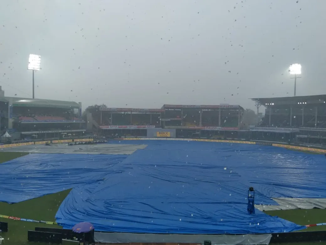 कानपुर में बारिश होने से ग्रीनपार्क स्टेडियम में हो रहे टेस्ट मैच का दूसरा दिन किया गया रद्द, दर्शक मायूस, मैदान से नहीं हटे कवर्स 