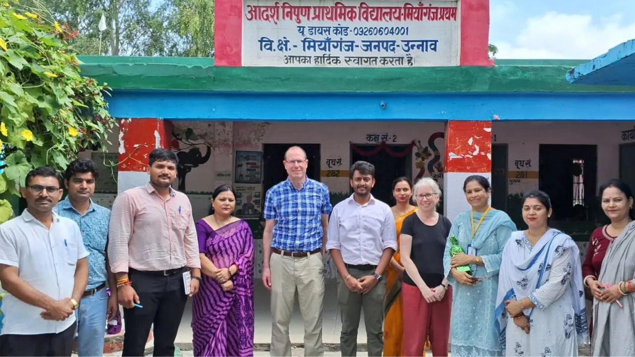  Unnao News: लंदन के प्रोफेसर ने प्राथमिक विद्यालय का किया भ्रमण, बच्चों से की बातचीत 