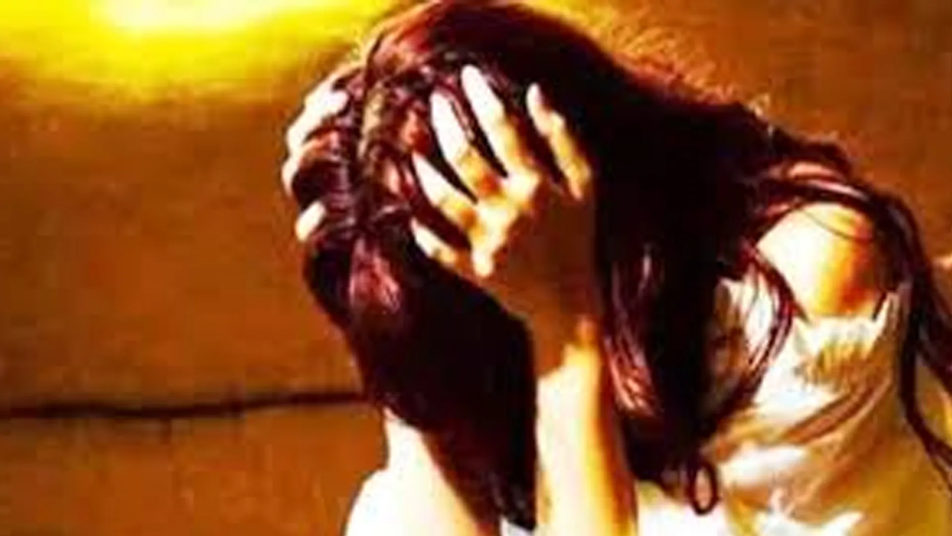 बरेली : दिव्यांग बेटे के सामने महिला से दुष्कर्म करने की कोशिश
