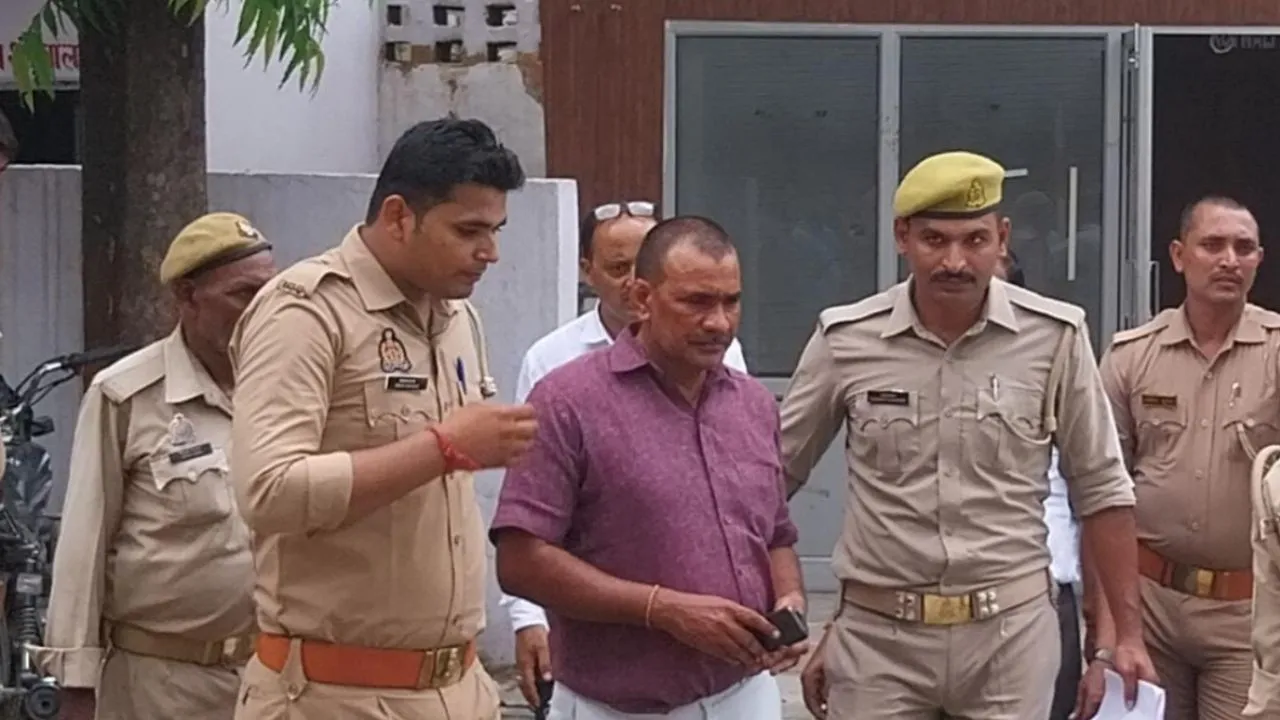 Kannauj: पूर्व ब्लॉक प्रमुख नवाब सिंह यादव के छोटे भाई नीलू ने किया आत्मसमर्पण...घोषित था 25 हजार का इनाम, पुलिस को दिया चकमा