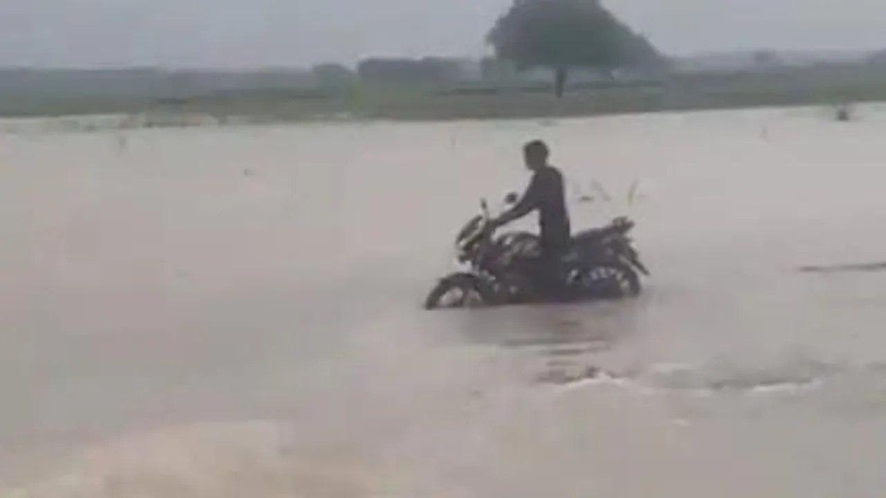 Fatehpur News: यमुना की बाढ़ में बाइक सहित बह गया युवक...ऐसे बच सकी जान