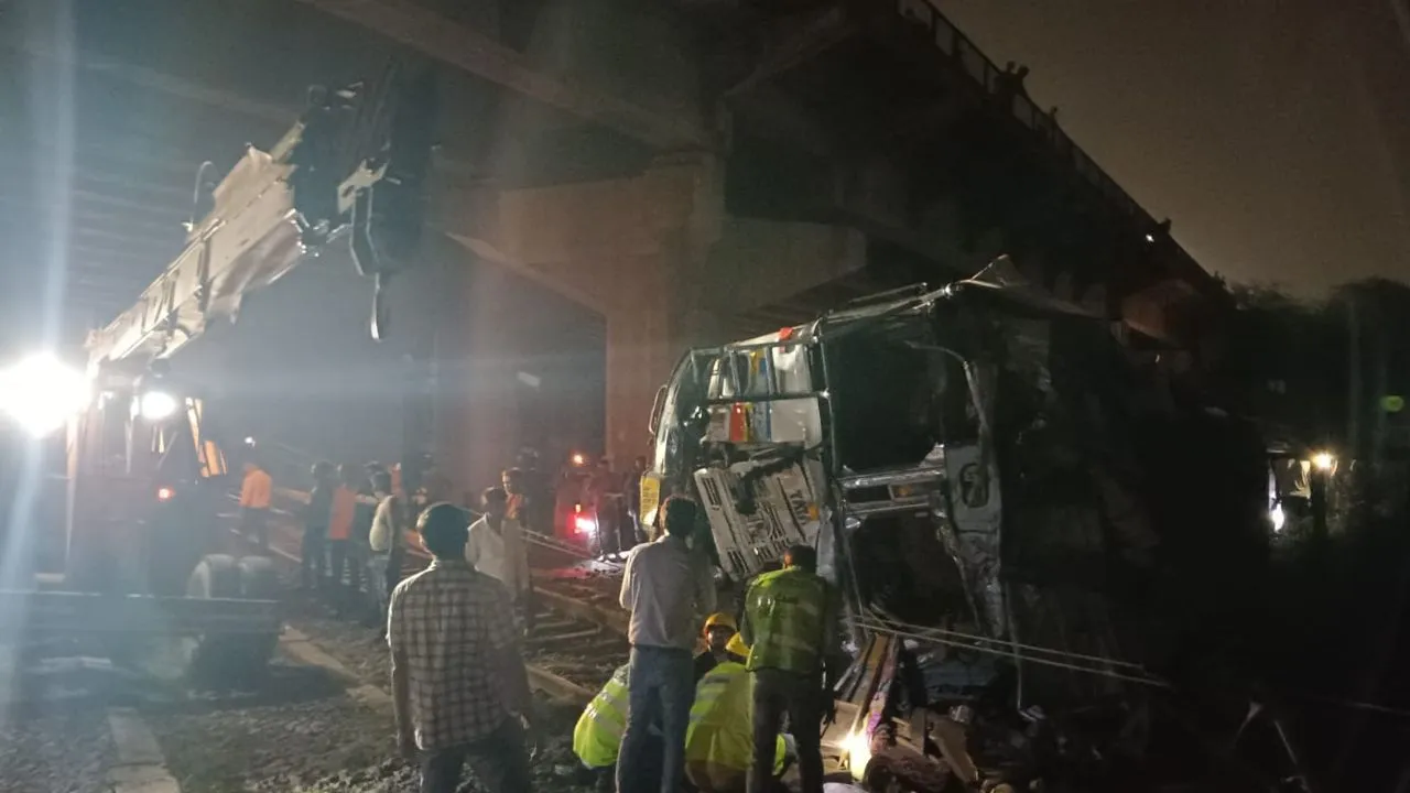 Kanpur: साबरमती हादसा स्थल से कुछ दूरी पर गिरा ट्रक...हादसे को लेकर हो रही तरह-तरह की चर्चाएं