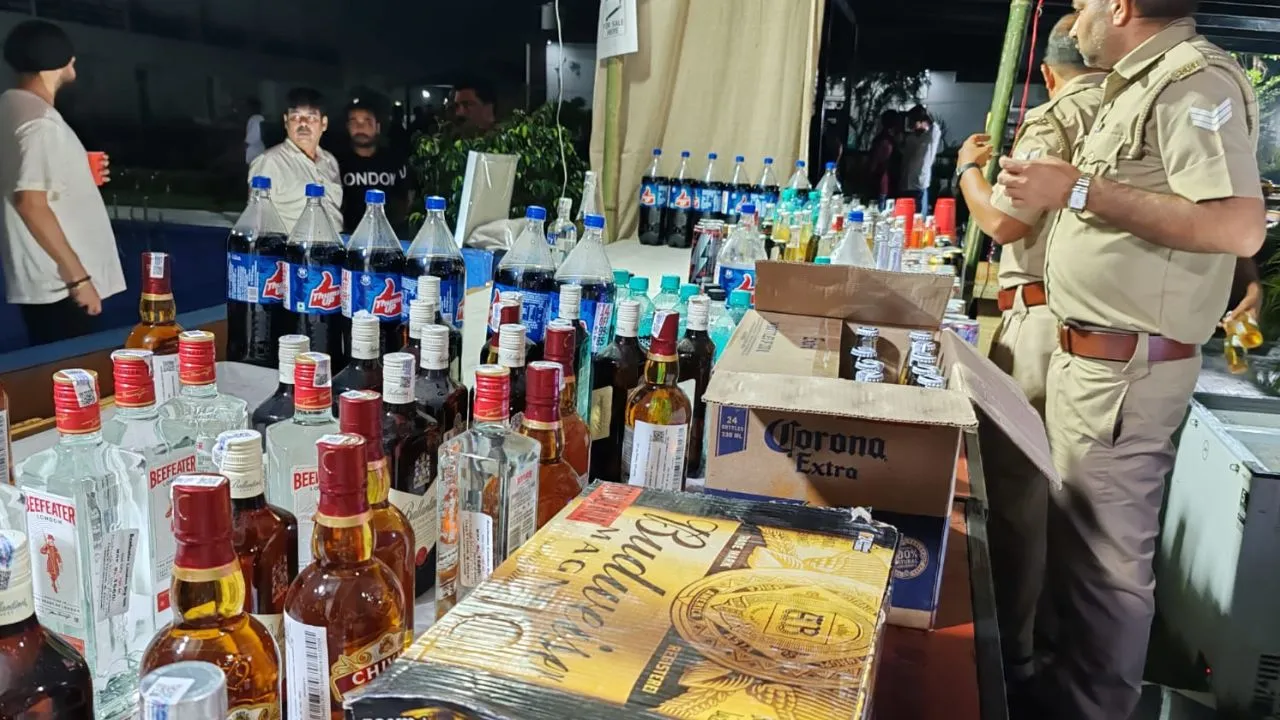 Unnao News: फार्म हाउस में चल रही थी महंगी अवैध शराब की पार्टी...आबकारी विभाग ने मारा छापा, मचा हड़कंप, देखें- PHOTOS