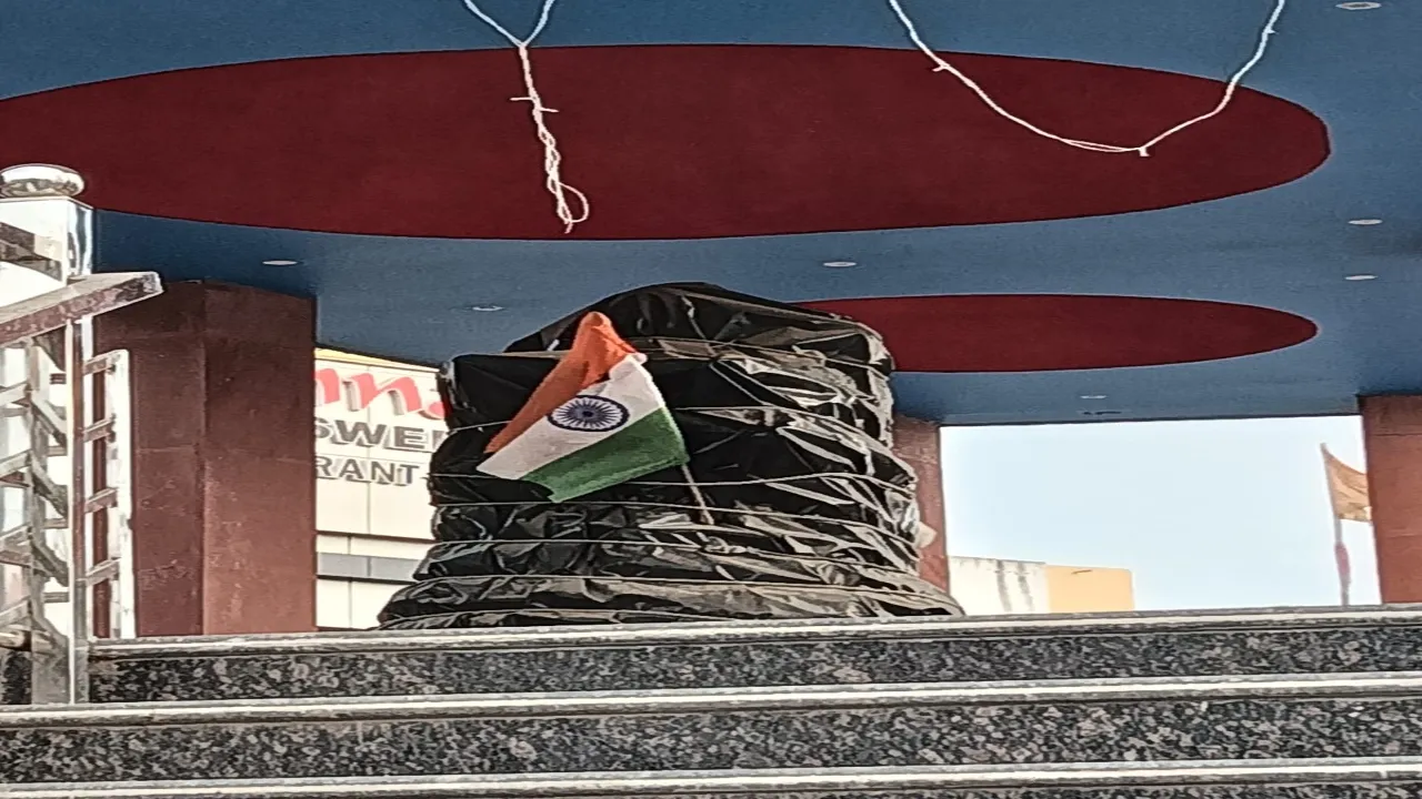 पन्नी में लपटे संविधान निर्माता, कब होगा लोकापर्ण : छह माह से अधिक समय से कैद हैं बाबा साहब