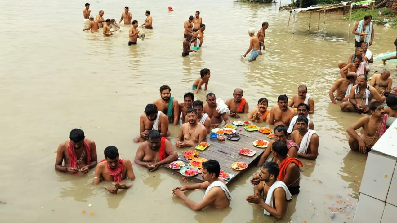 Pitru Paksha 2024: पितृ पक्ष के प्रथम दिन पितरों का गंगा में किया गया तर्पण...पंडिताें को दान दक्षिणा भी दी