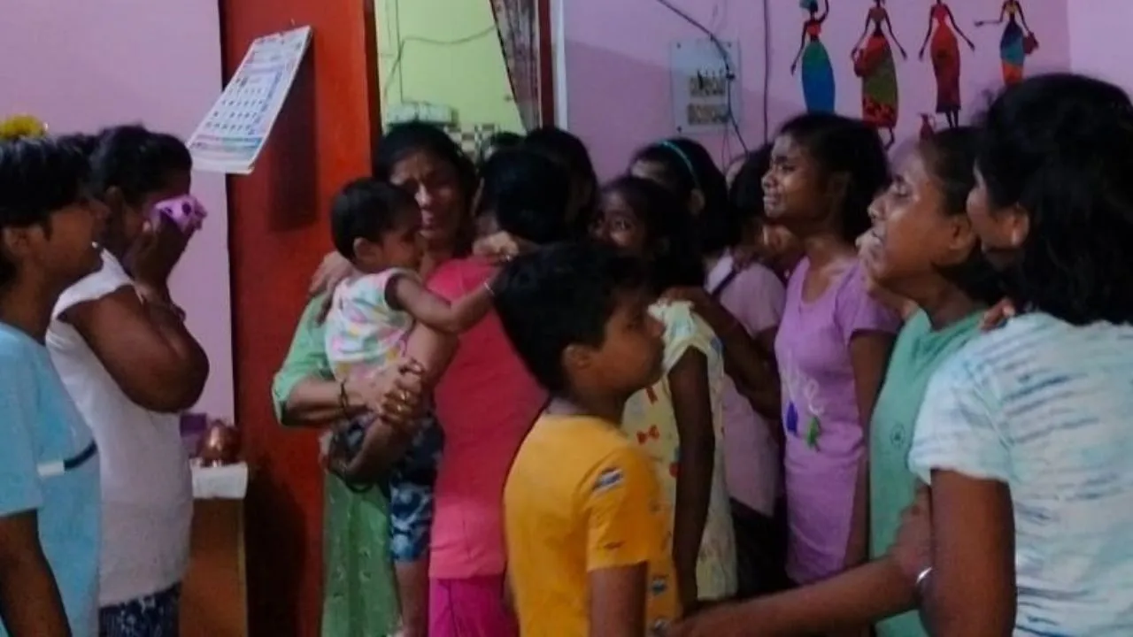 Kannauj: वार्डन की संविदा खत्म, 16 साल की यादें लेकर हुईं विदा, बिलख-बिलख कर रोईं छात्राएं, शिक्षिकाएं भी हुईं भावुक  